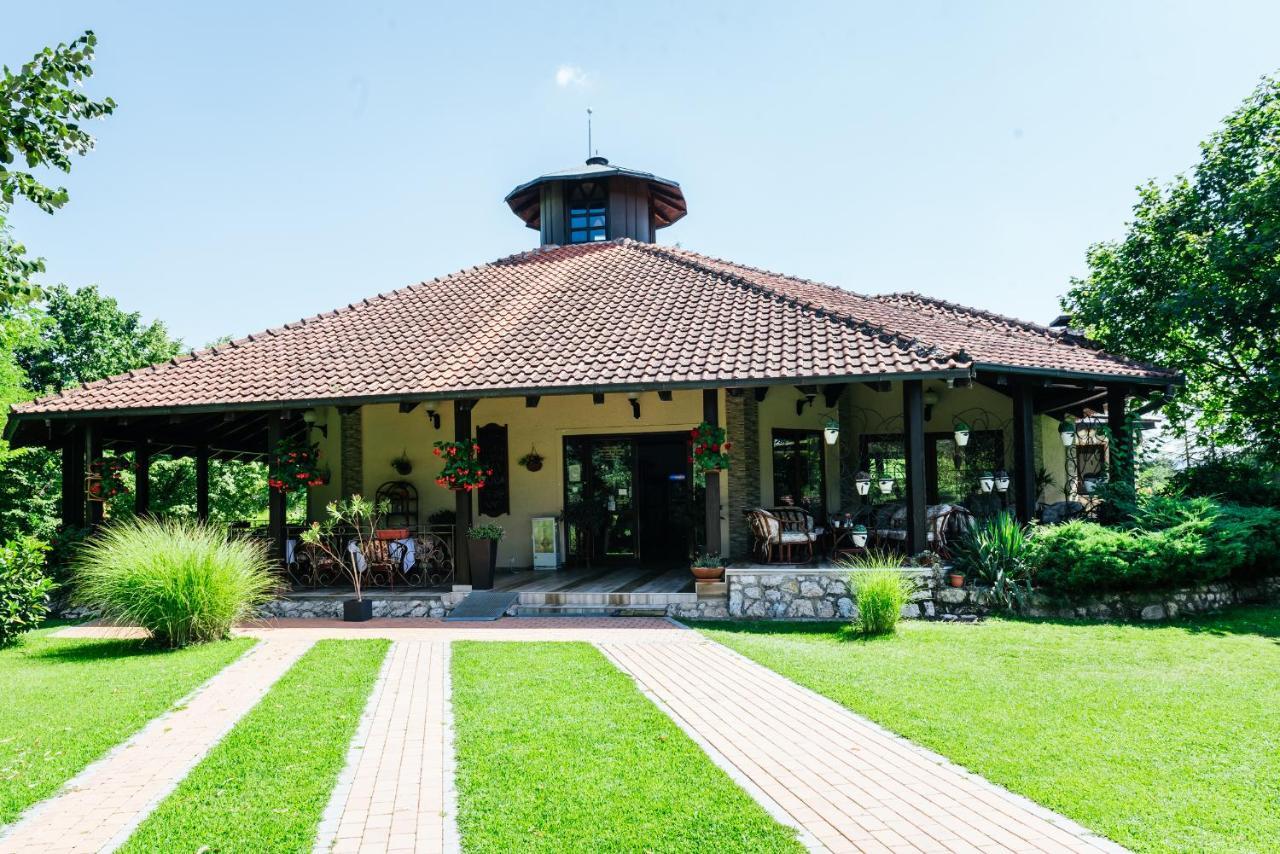 Atos Srebrno Jezero - Villa And Restaurant Veliko Gradiste Exterior photo